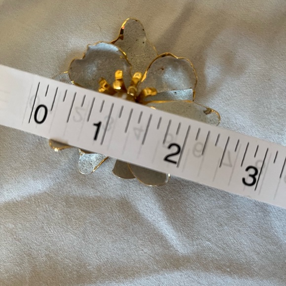 Vintage White and Goldtone pin with Faux Pearl in center. - Picture 8 of 8